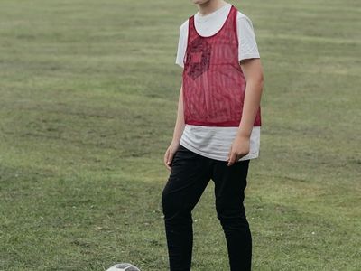 12-Pack Youth Size Nylon Mesh Pinnies Scrimmage Vests for Team Practice Jersey Lightweight - Blue or Red