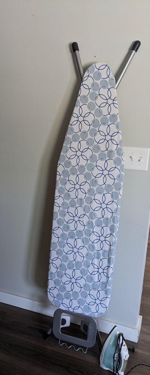 Black & Decker Steam Advantage Iron and Patterned Ironing Board