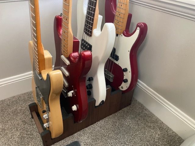 Space-saving guitar display rack