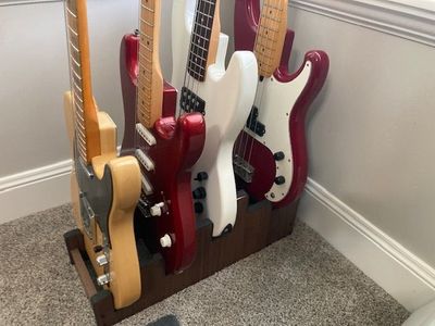 Space-saving guitar display rack