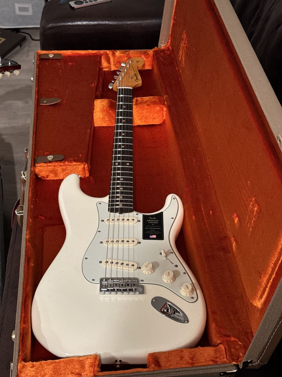 Fender Vintage II 1961 Stratocaster w/ Case and case candy