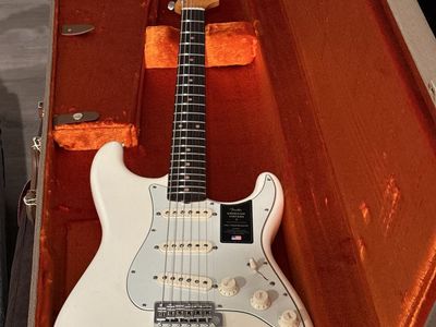 Fender Vintage II 1961 Stratocaster w/ Case and case candy
