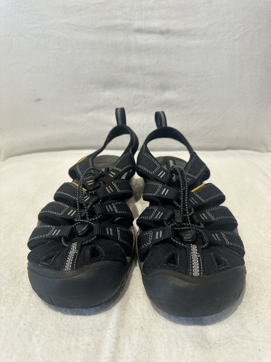Keen men’s size 9 black slim style, hiking sandals