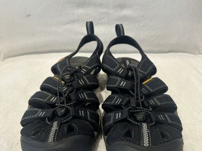 Keen men’s size 9 black slim style, hiking sandals