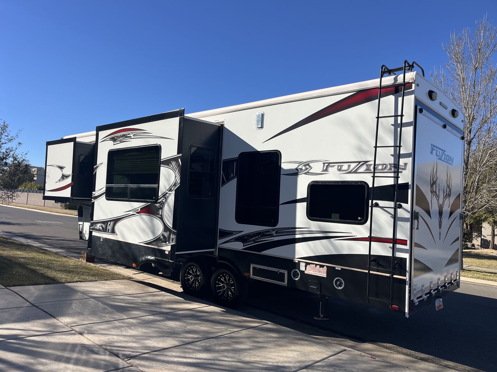 Keystone Fuzion 322 5th Wheel