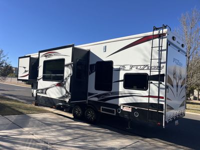Keystone Fuzion 322 5th Wheel