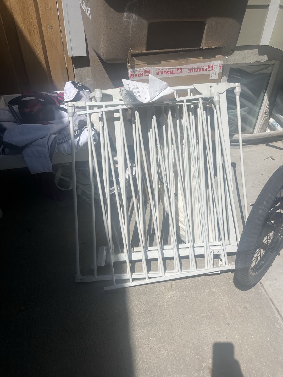White metal baby/pet gate