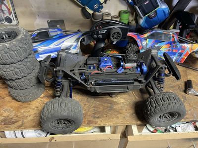 Traxxas v2 wide maxx
