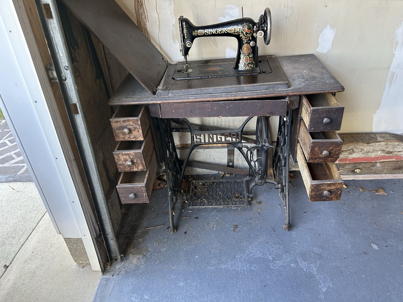 Vintage SINGER Sewing Machine with Ornate Cast Iron Treadle Table & Drawers - Classic Collectible Decor
