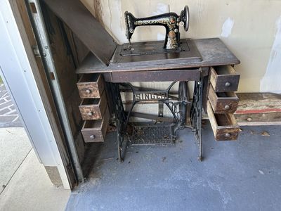 Vintage SINGER Sewing Machine with Ornate Cast Iron Treadle Table & Drawers - Classic Collectible Decor