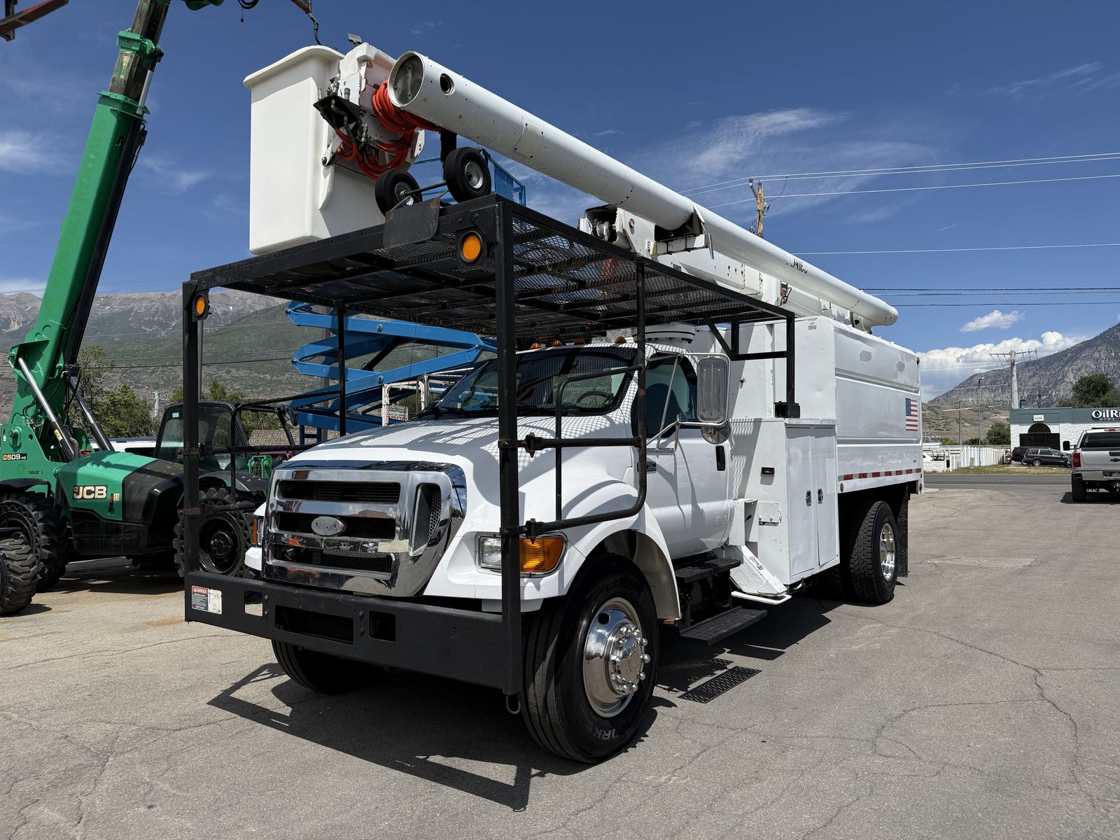 Chipper Bucket Truck 2007 Ford F750 Dump Truck 61'