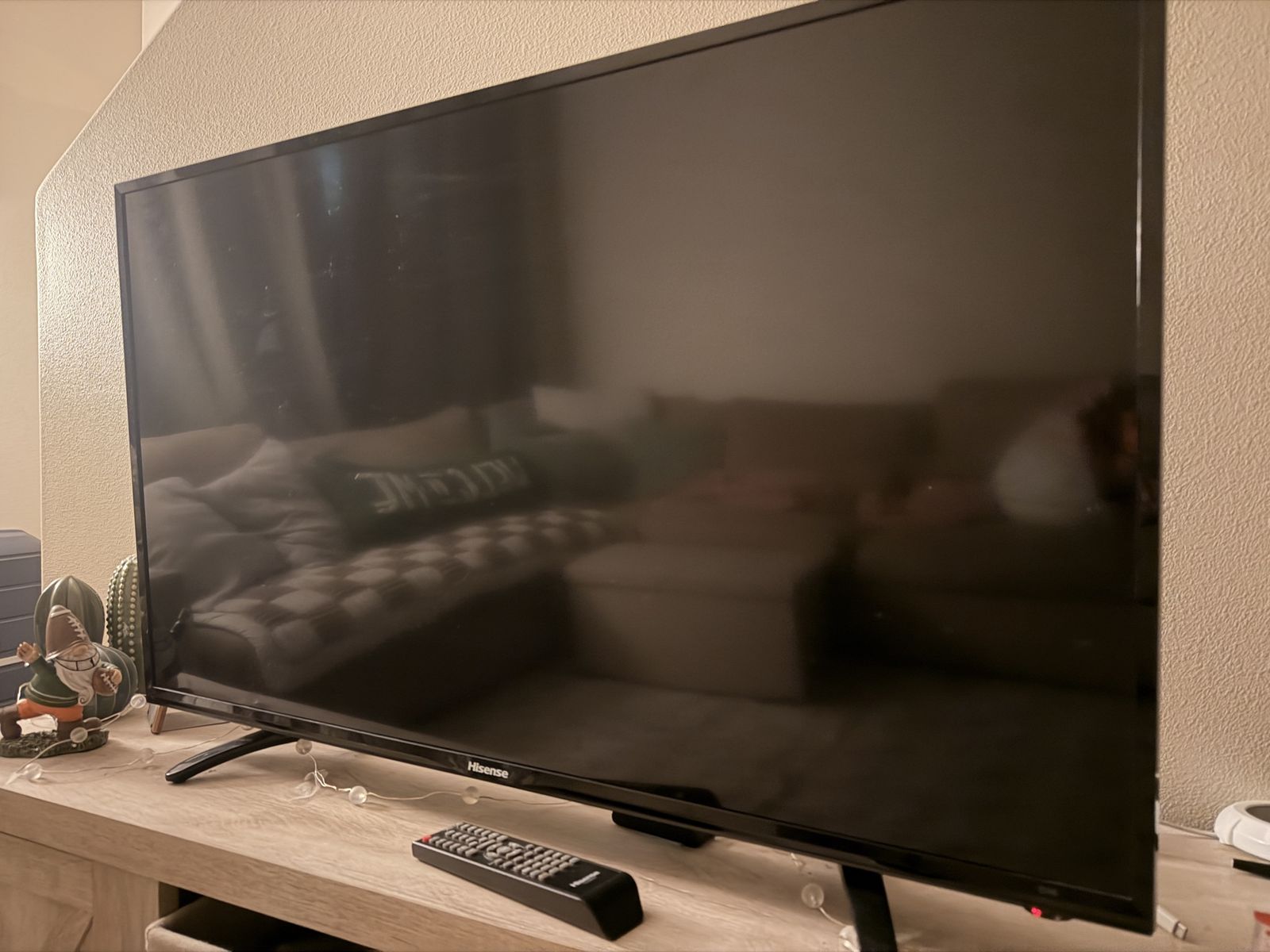 32” Hisense TV – Works Perfect – Great for Bedroom