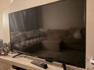 32” Hisense TV – Works Perfect – Great for Bedroom