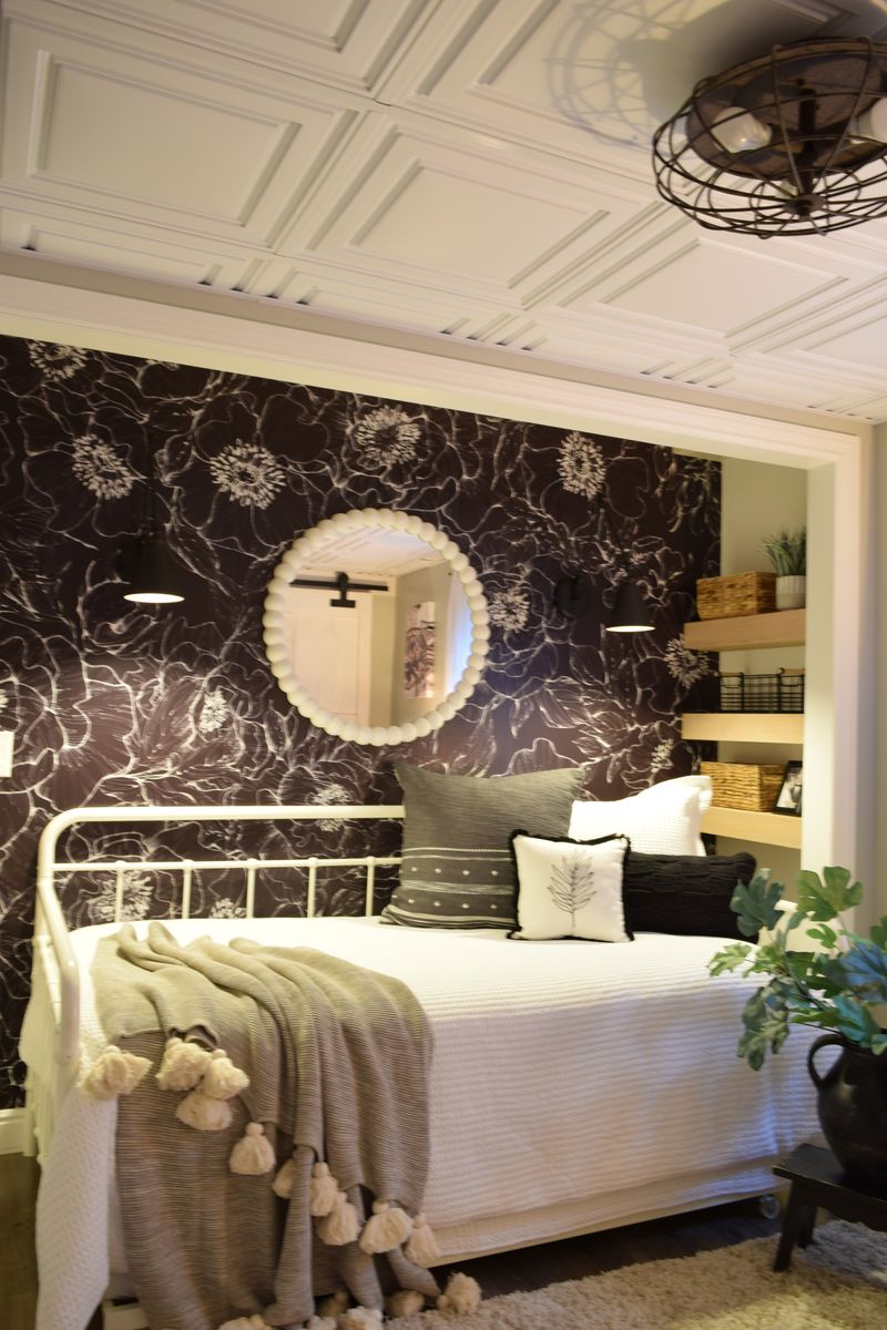 White metal daybed