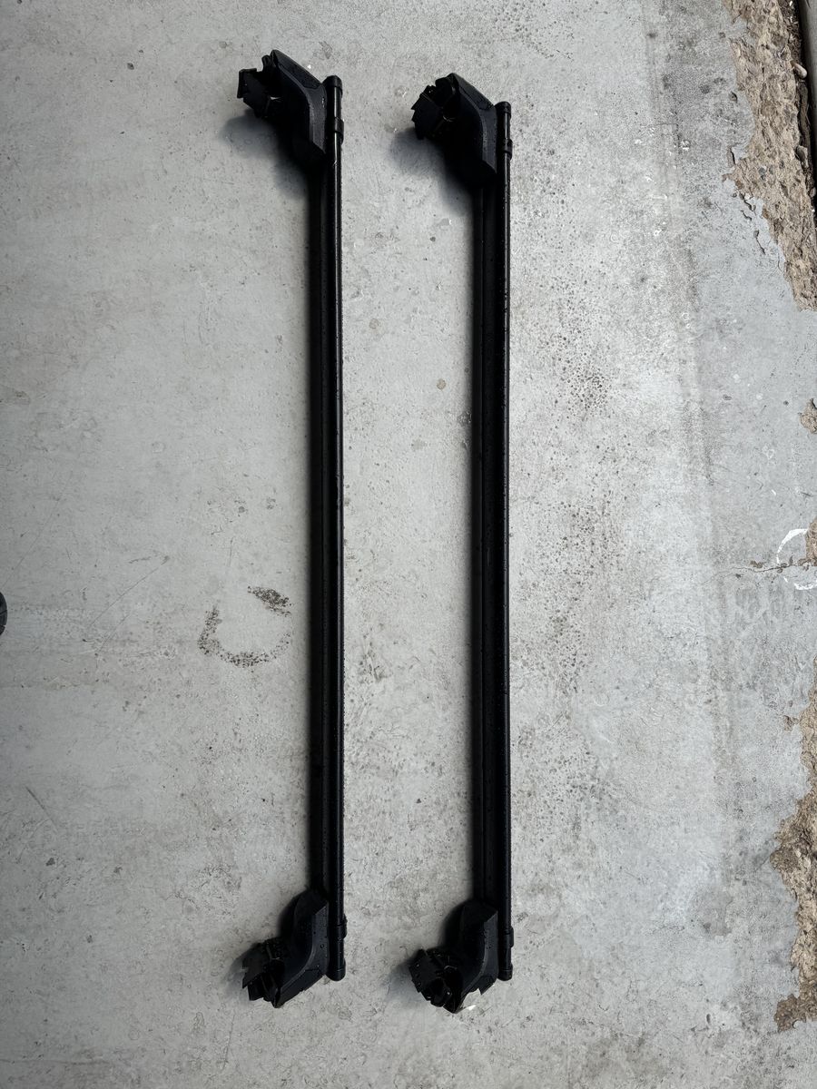 2 Yakima 50 inch steel core bars with towers