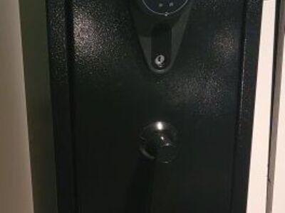 Gun cabinet/safe