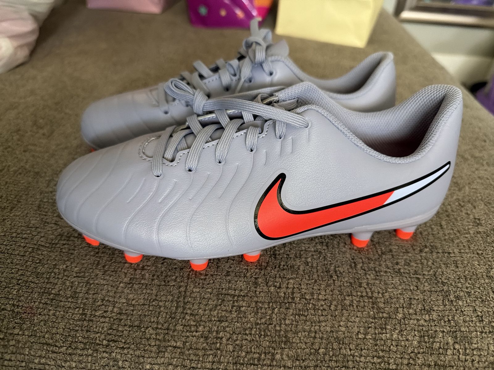 Soccer tiempocleats grey / purple color