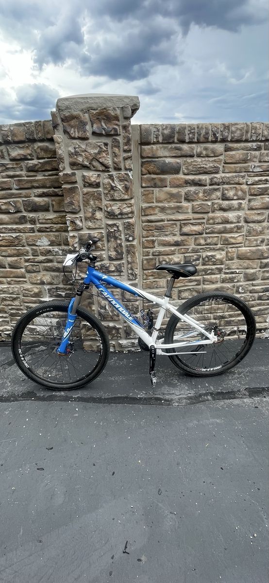 Cannondale F7 women's small mountain bike with front shocks and disc brakes
