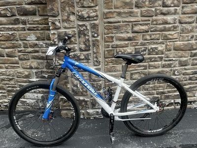 Cannondale F7 women's small mountain bike with front shocks and disc brakes