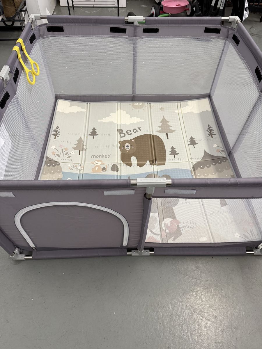 Baby play pen with extra accessories