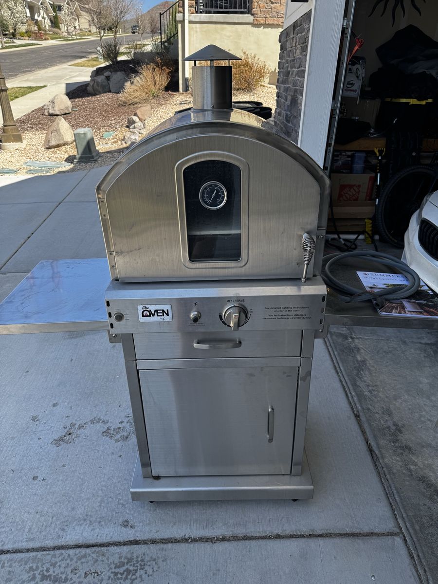 Outdoor over with pizza stone