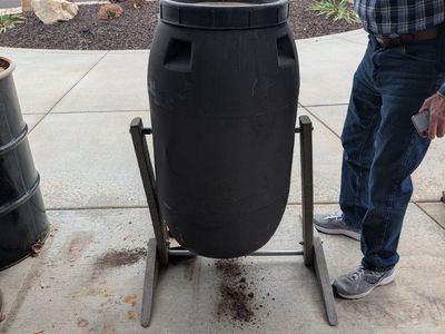 Compost spinning bin