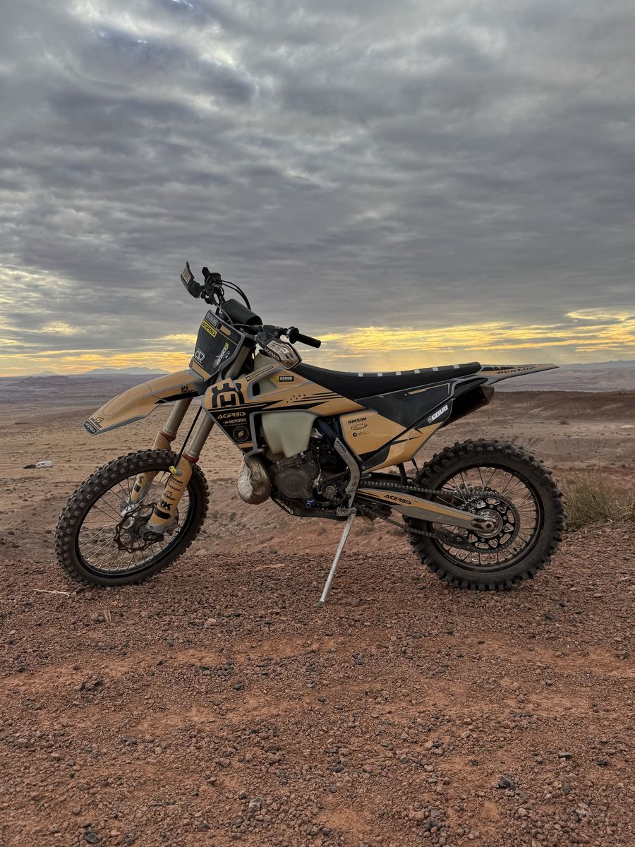 2021 TX300i Husqvarna Dirt Bike 2-Stroke - Great Condition, Ready for Trails!