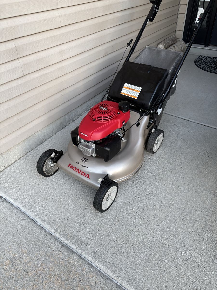 Honda HRR216 Lawn Mower (  NEW CONDITIONS )