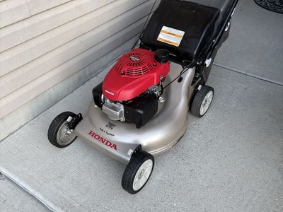 Honda HRR216 Lawn Mower ( NEW CONDITIONS )
