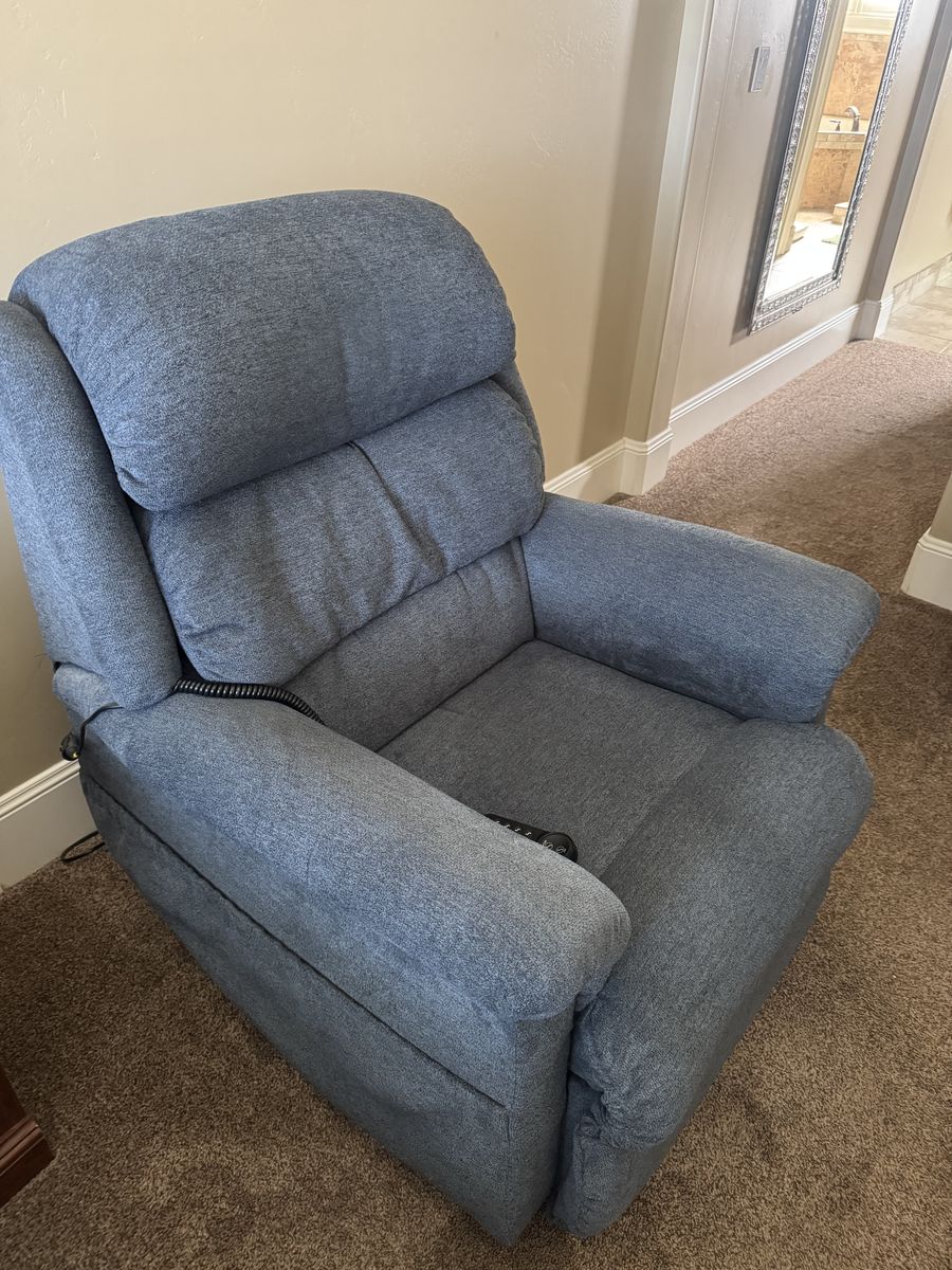 Lift chair LaZ Boy blue