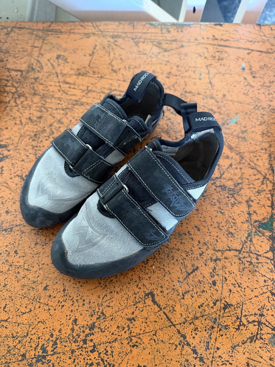 Mad rock kids climbing shoes size 5
