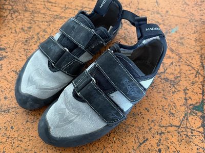 Mad rock kids climbing shoes size 5