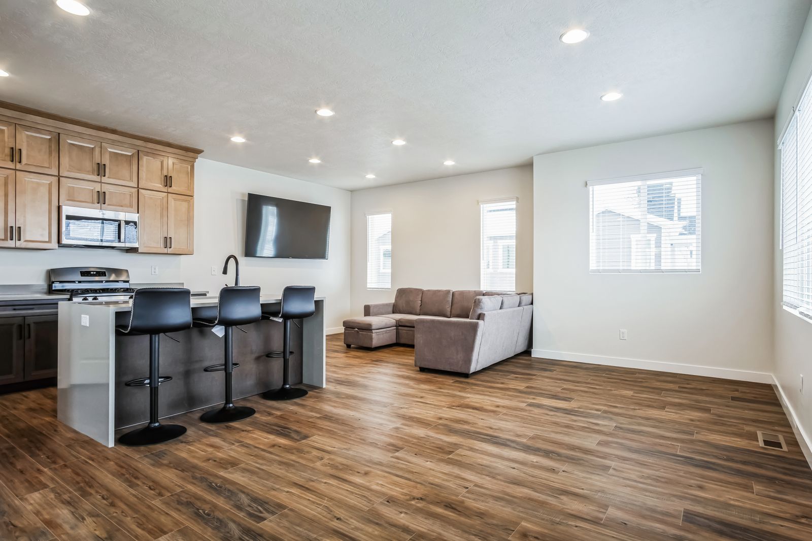 Private Men’s Room + Private Bathroom + Garage Spot – $900/month