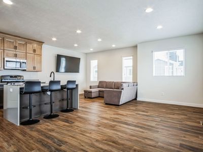 Private Men’s Room + Private Bathroom + Garage Spot – $900/month