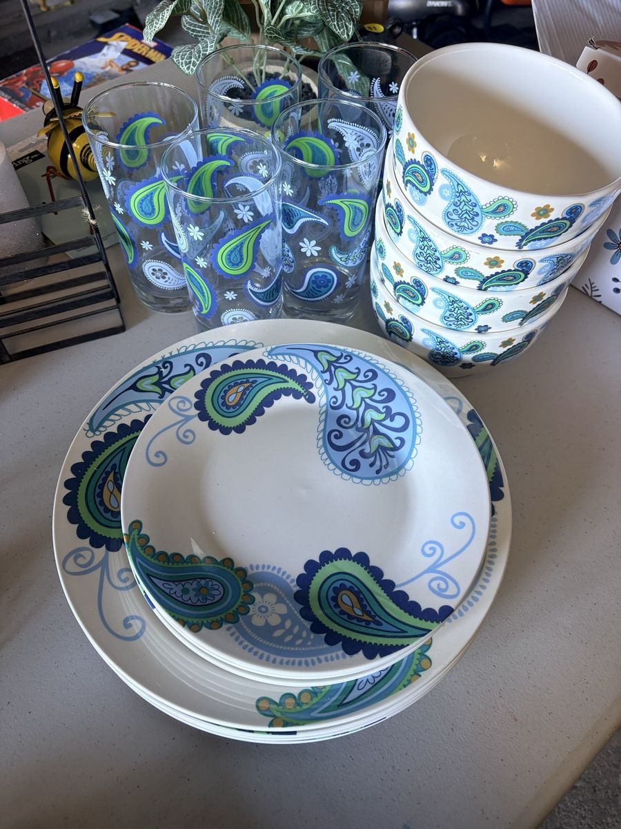 Cul de sac yard sale in West Jordan