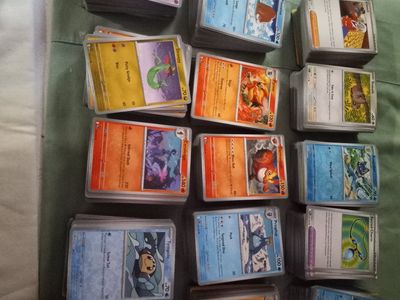 POKEMON & SPORTS CARDS