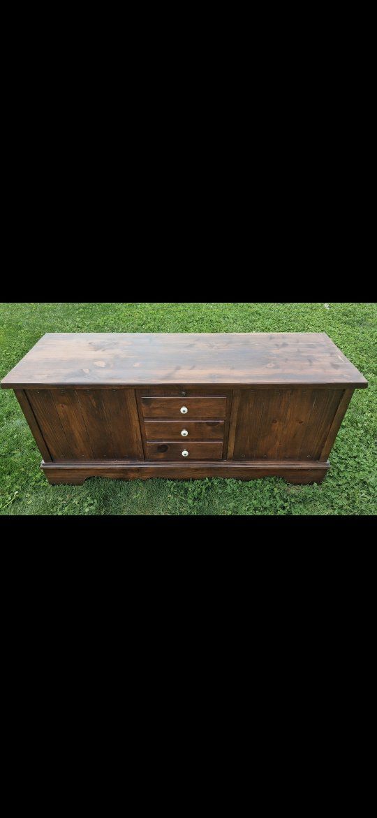 Vintage Lane Cedar Chest