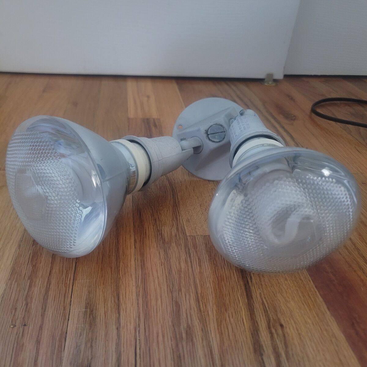 out door White 2 -Head Flood Light w/ Light bulbs