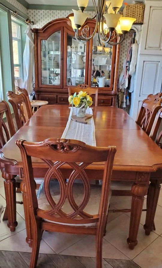 Beautiful Traditional Dining Room Set - Table, 6 Chairs & Display Hutch