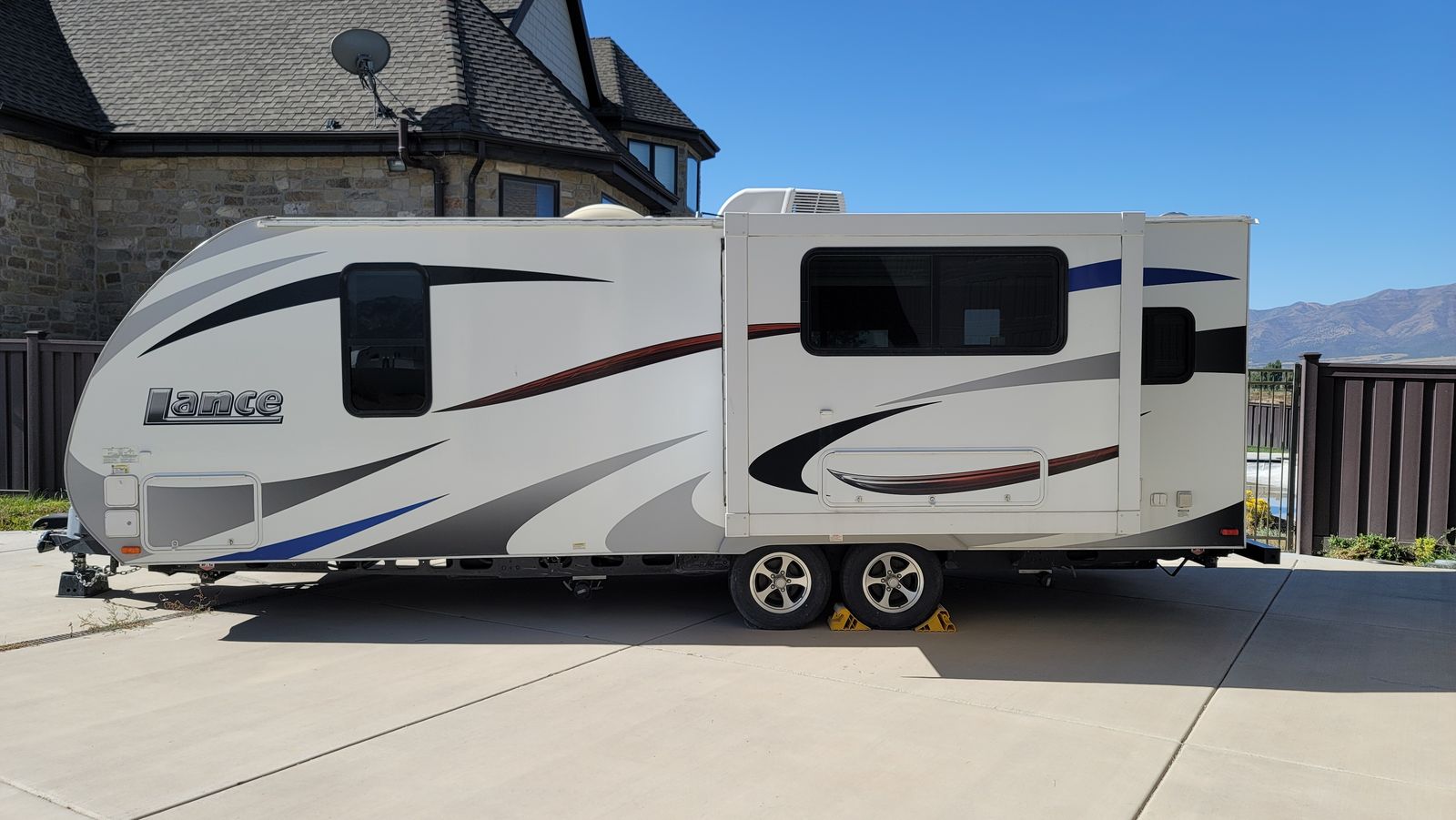 Lance Travel Trailer M-2285