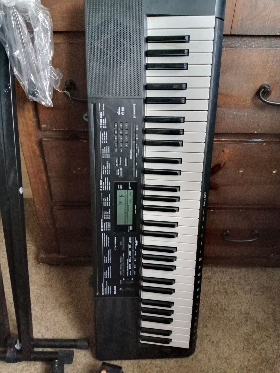 Casio keyboard. 61 keys with power cord and paddle