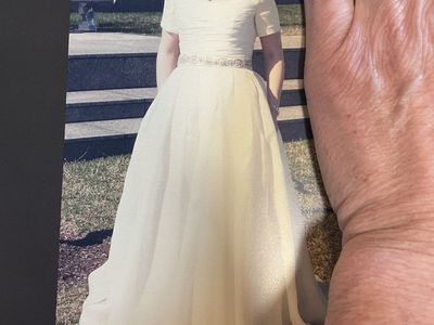 Designer Wedding Dress w/pockets (size 4/6)