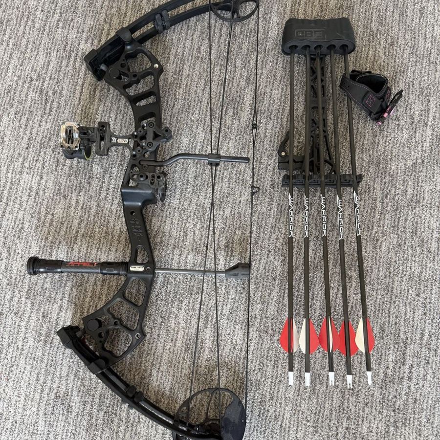 PSE Stinger Max Left-Handed Compound Bow Package w/ Quiver & Arrows - Like New!