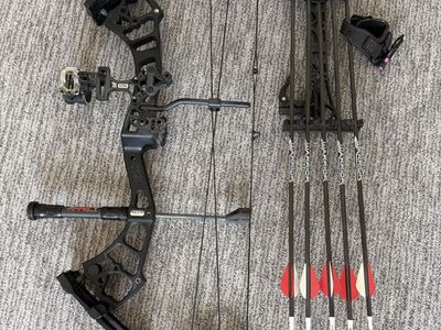 PSE Stinger Max Left-Handed Compound Bow Package w/ Quiver & Arrows - Like New!