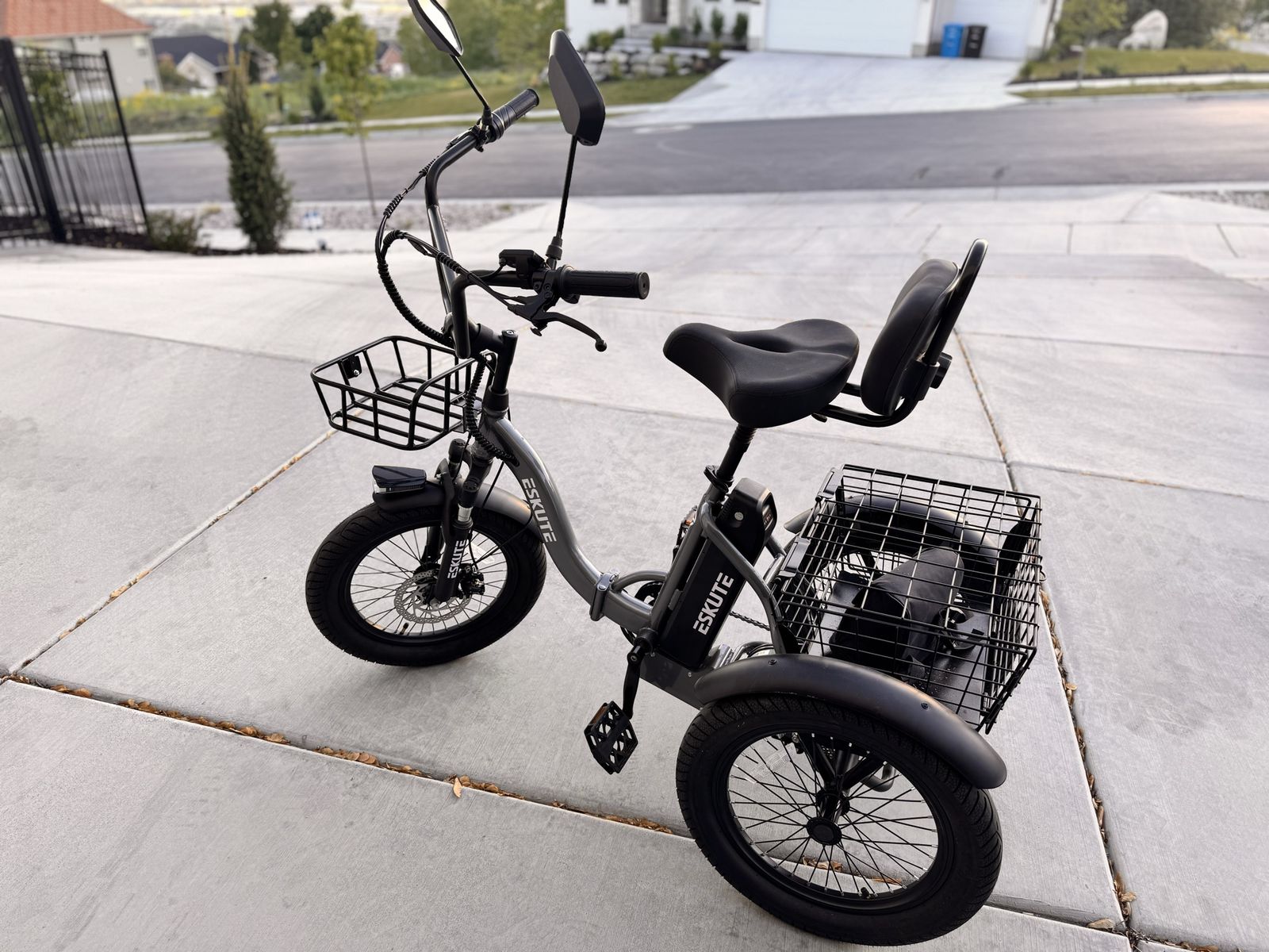 Tricycle E-Bike with Basket (Like New) ESKUTE T300 Electric