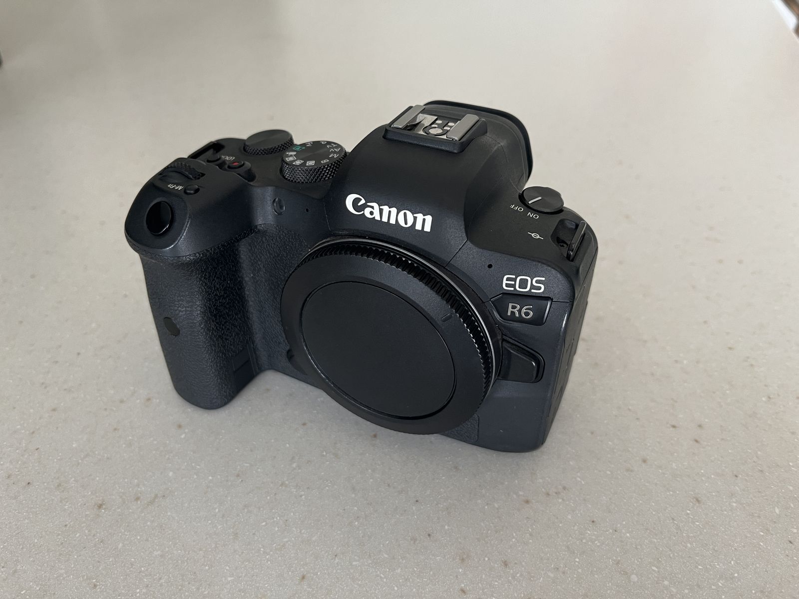 Canon EOS R6 Mirrorless Camera Body – Excellent Condition – Original Box & Charger
