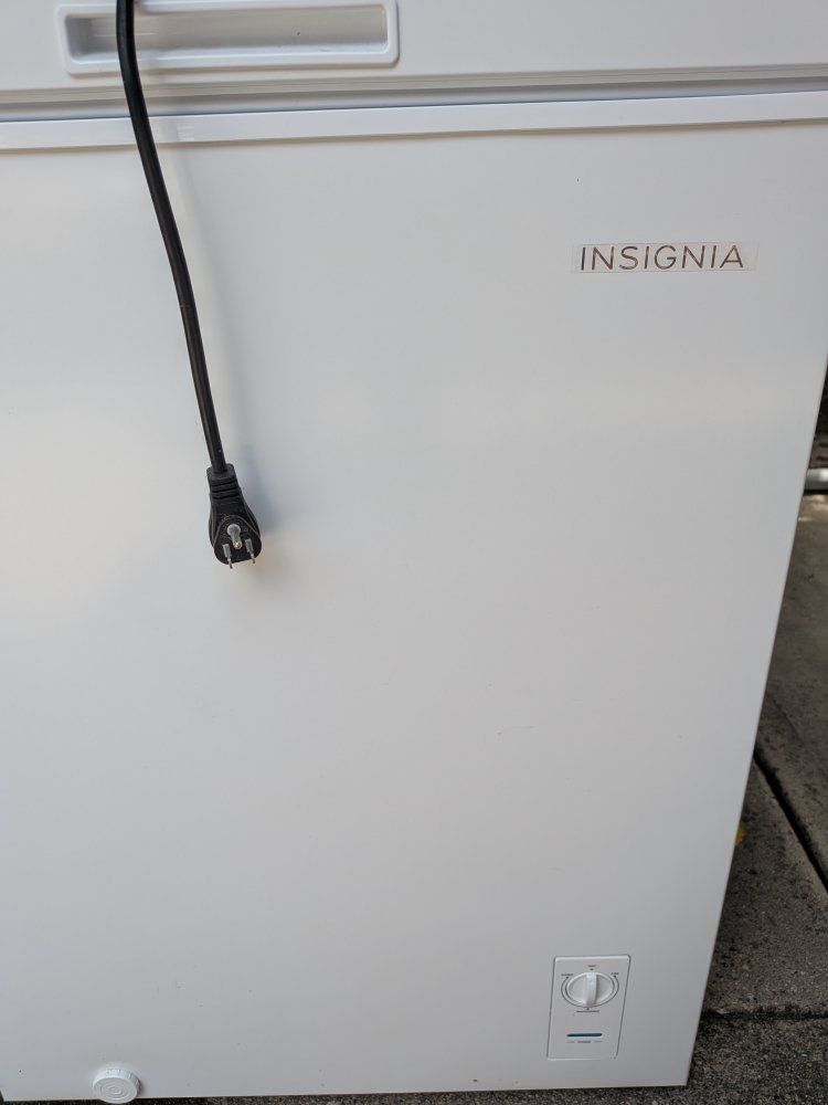 Insignia NS-CZ50WH0 Chest Freezer White 5.0 cu. ft. with Adjustable Thermostat