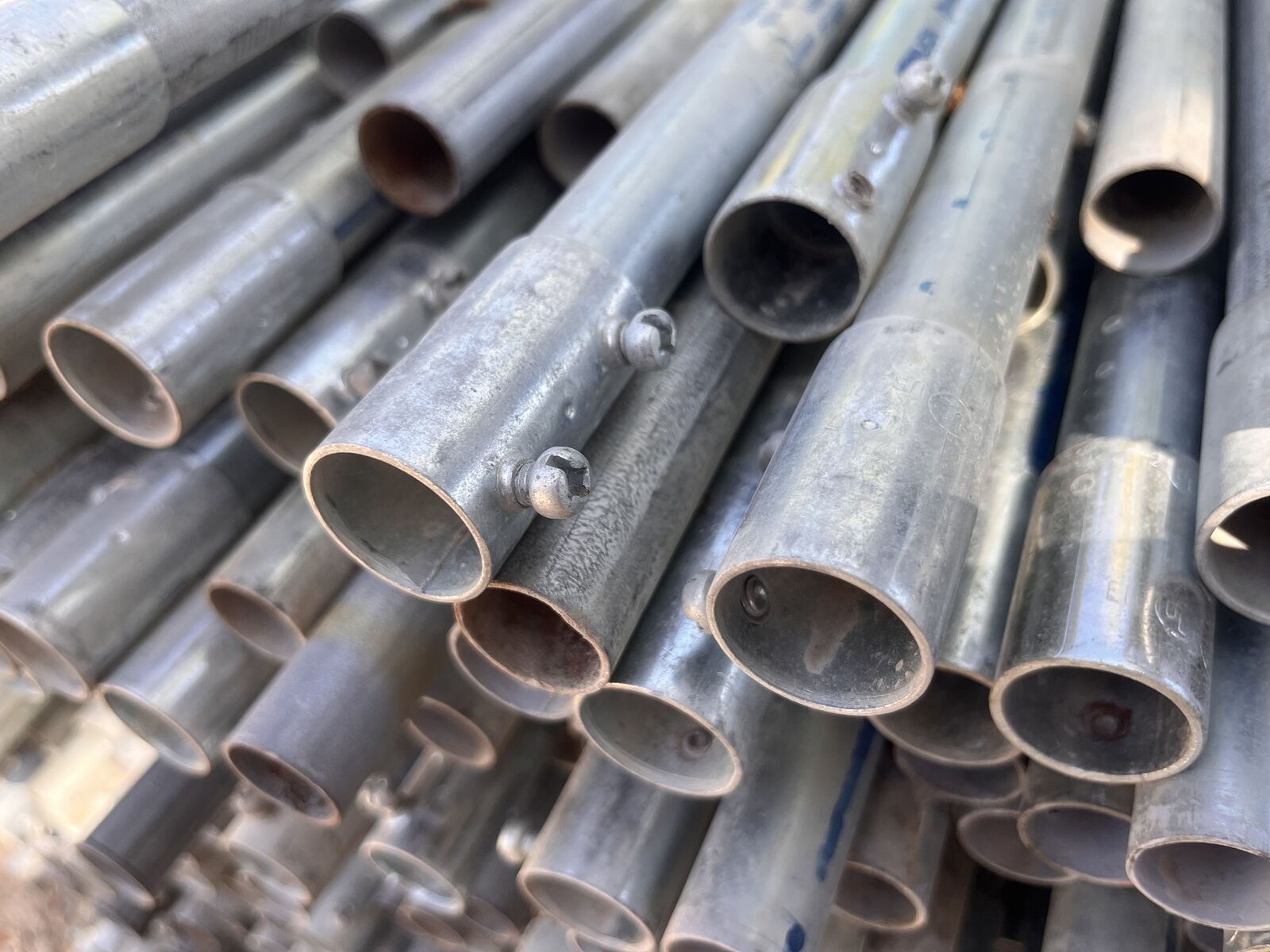 SAVE 60% - 3/4" x 10' Electrical Metal Tubing (EMT) Conduit - Like New - With Set-screw Coupling Connectors