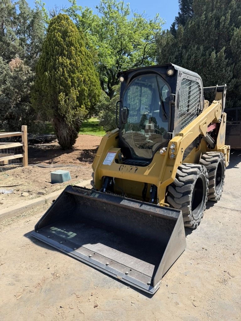Fast Jobsite Cleanup & Material Moving – CAT 242 Skid Steer Rental