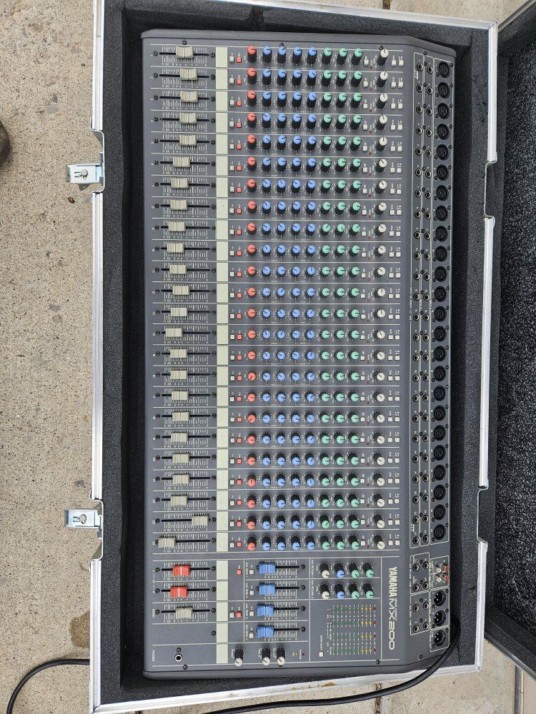 Yamaha Analog MX 200-24 Mixer plus Case
